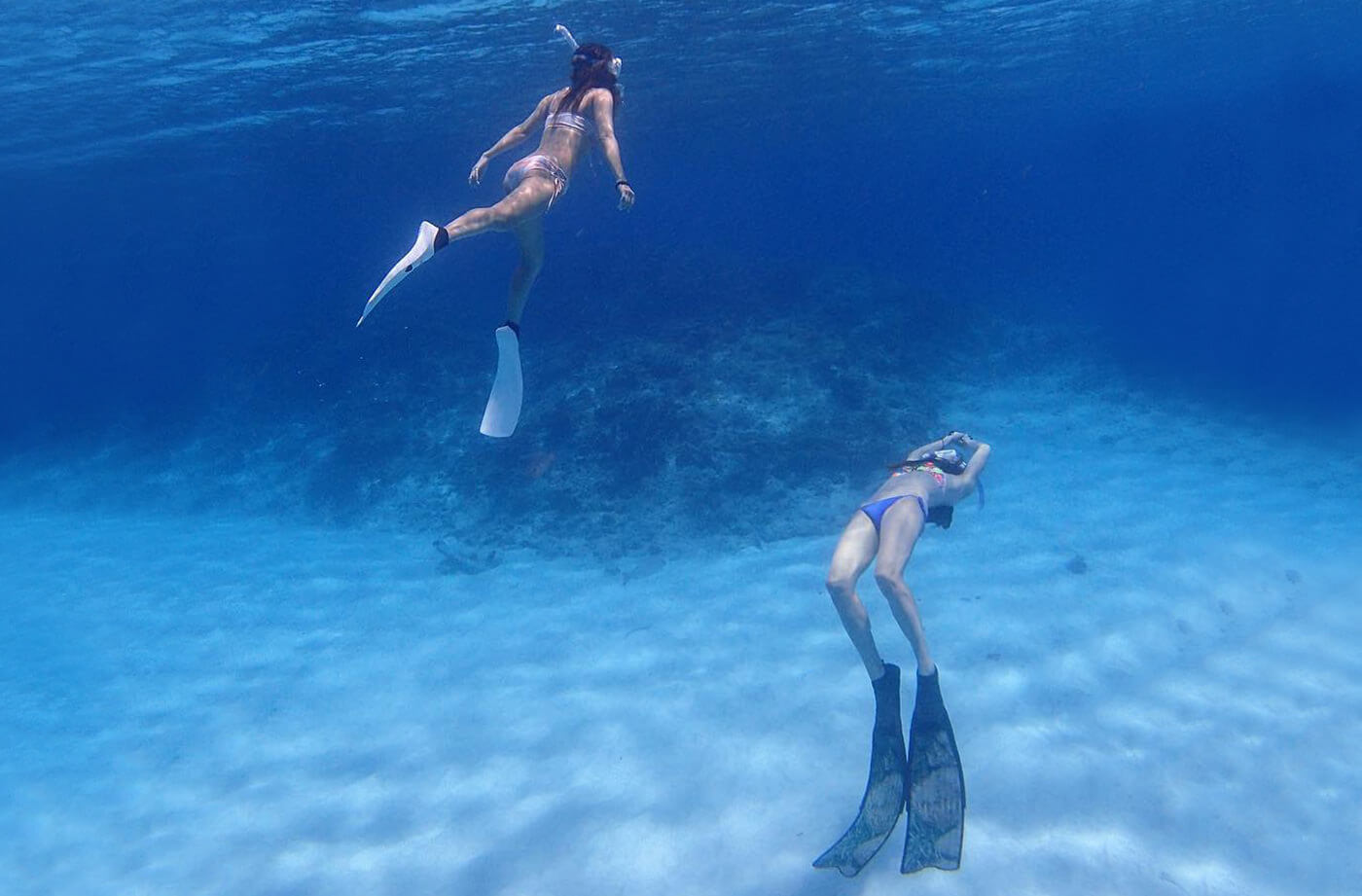 嘉比島の白砂エリアの砂地で遊ぶ